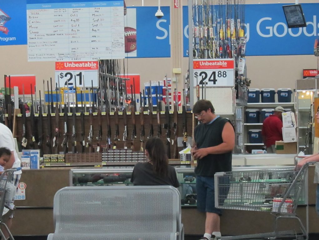 Walmart recibe casi 50 mil firmas contra la venta de armas
